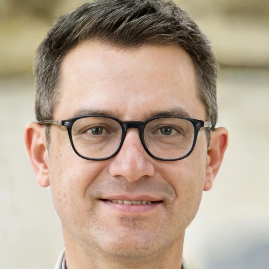 Portrait de Marc Dubois, participant satisfait du programme de formation financière